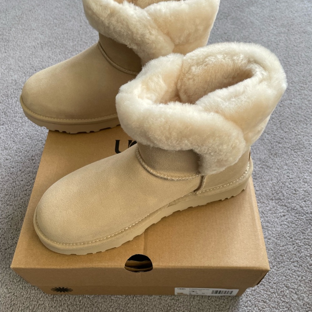 UGG Saniya Shearling Mini Boots Sz 7 SWD Sawdust 1153512 NWT